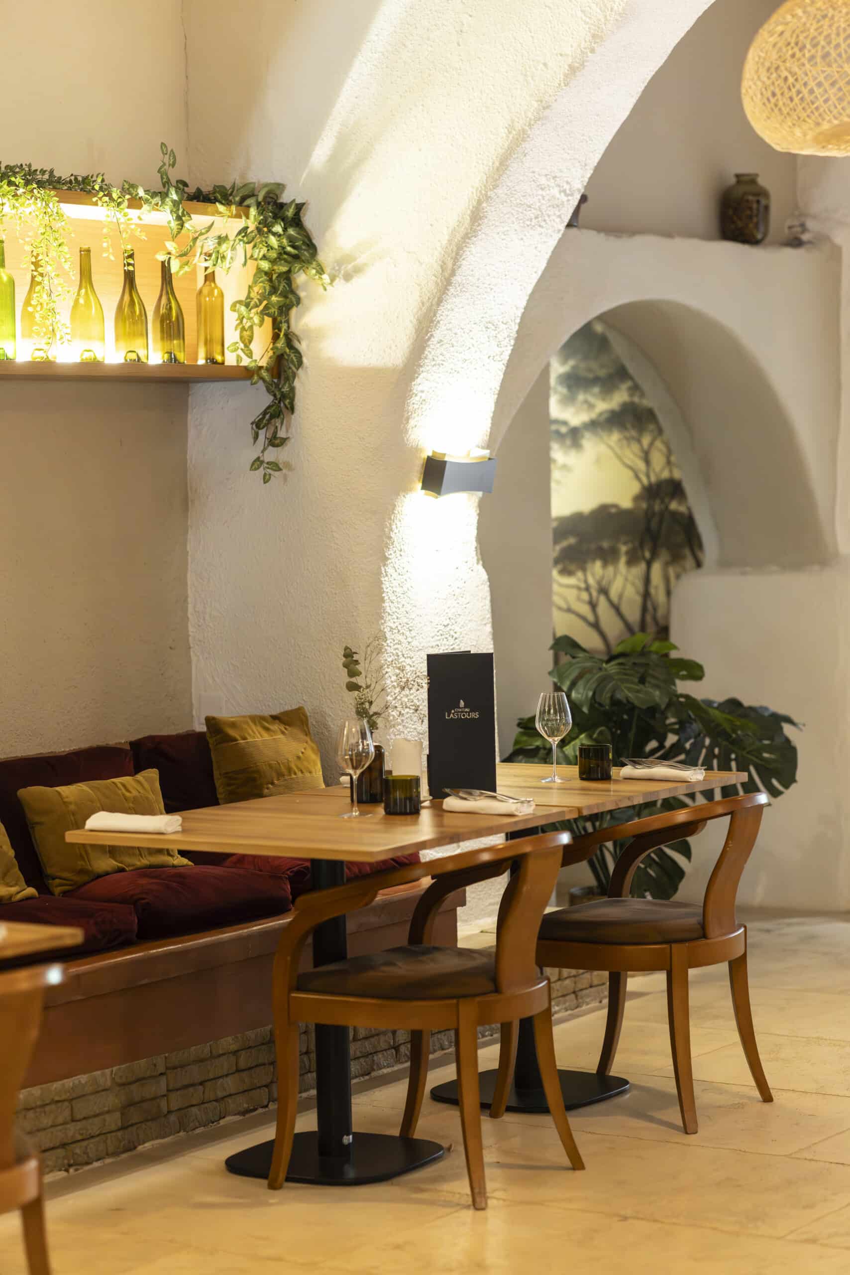 Salle du restaurant La Bergerie de Lastours : tables dressées sous les voûtes claires. Photo officielle pour l’ambiance du menu.