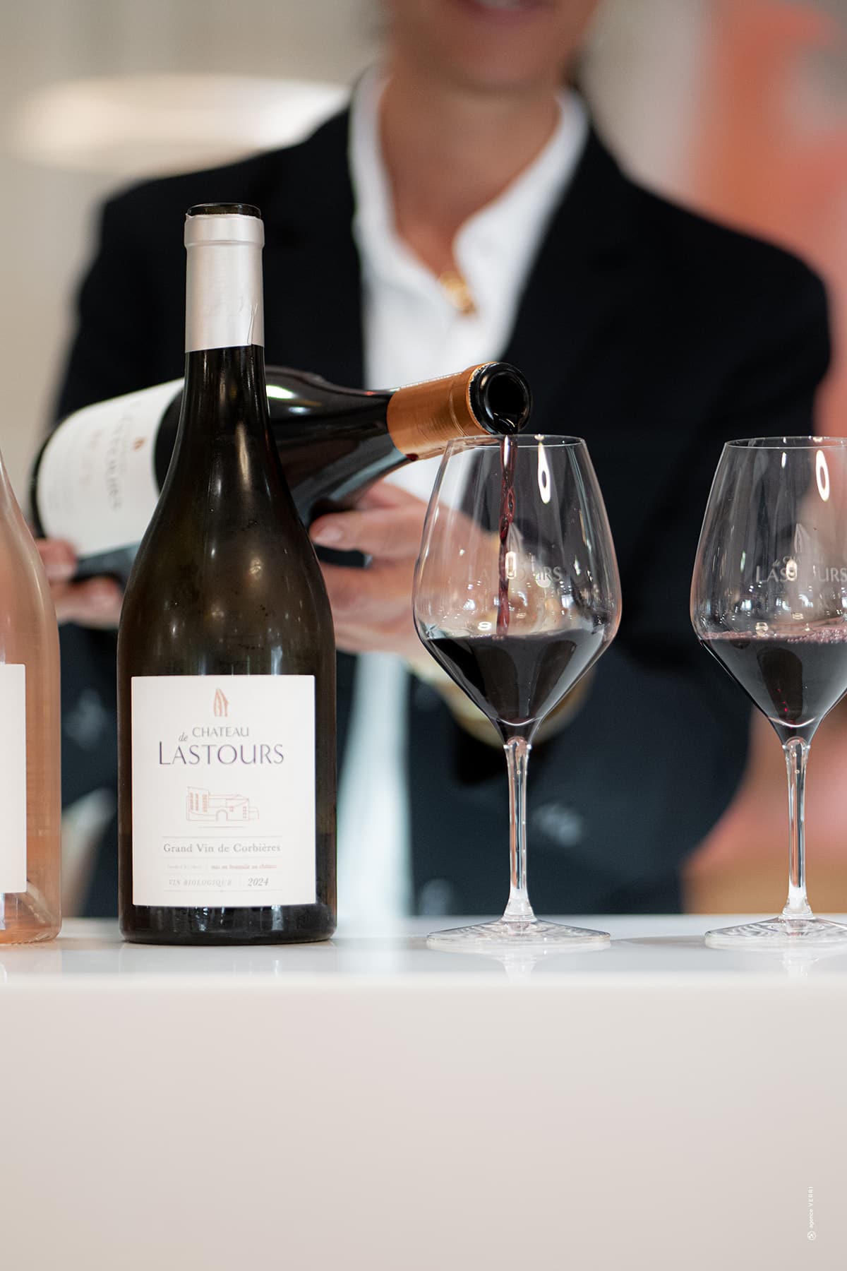 Service de vin rouge du Château de Lastours lors d’une dégustation, photo du site officiel.