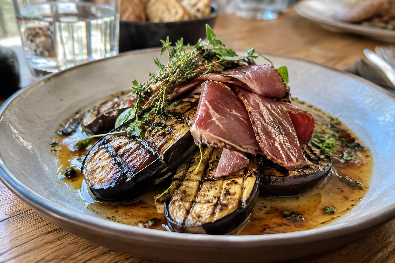 Aubergines grillées et laquées, pastrami de bœuf, jus de viande aux parfums de garrigue