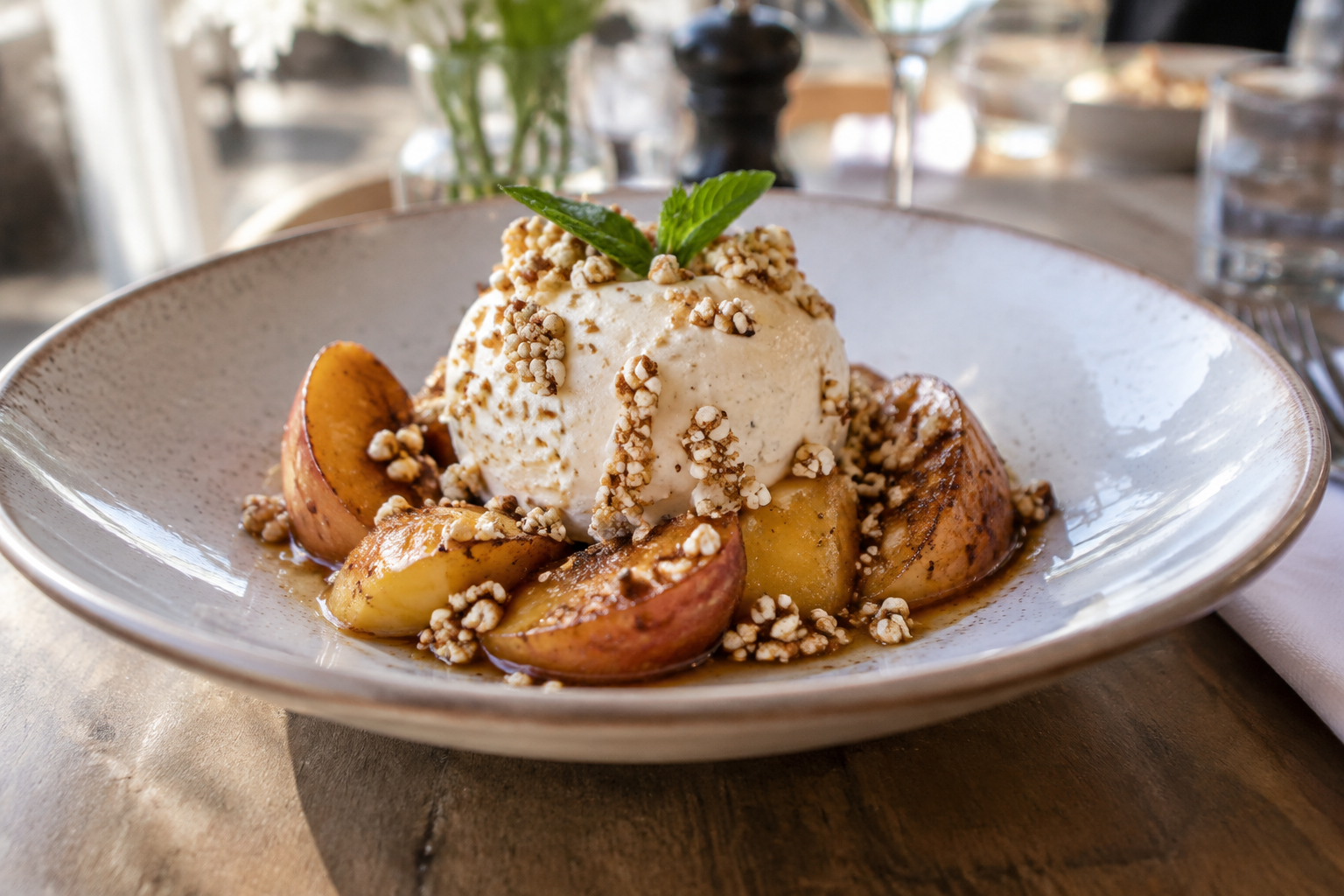 Mousse givrée de corossol, quinoa soufflé et pêches flambées au saké